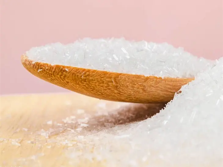 還記得從前母親烹飪時，總會取一勺晶瑩的味精撒入鍋中，說「這樣菜餚才夠鮮美」。（示意圖來源：網絡）