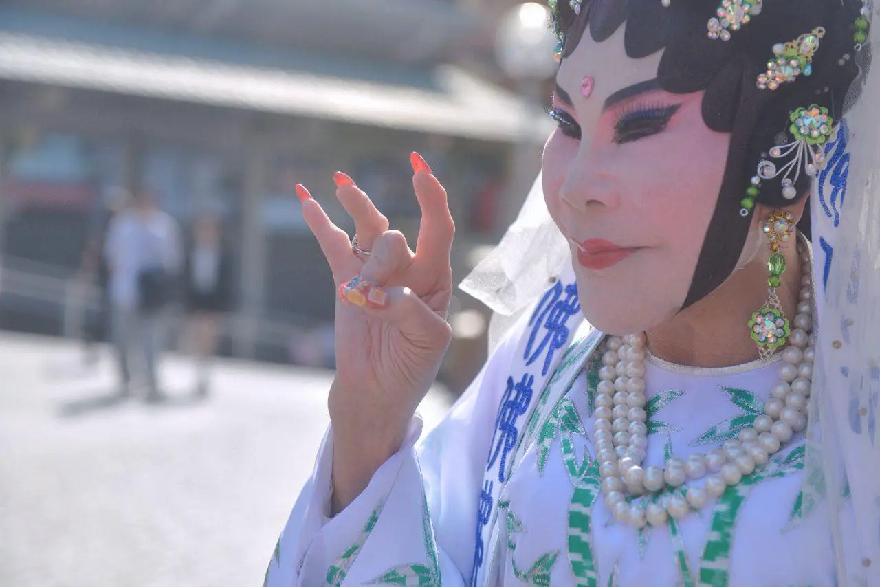 有「頭炷香KOL」之稱的藝人黃夏蕙，今年再度成為現場焦點。已連續12年前來爭上頭炷香的她，現年95歲，當日以觀世音菩薩造型現身，坦言因信奉觀音、相信觀音有求必應，特意花約4小時化妝整理服飾。(圖：黃夏蕙@FB)