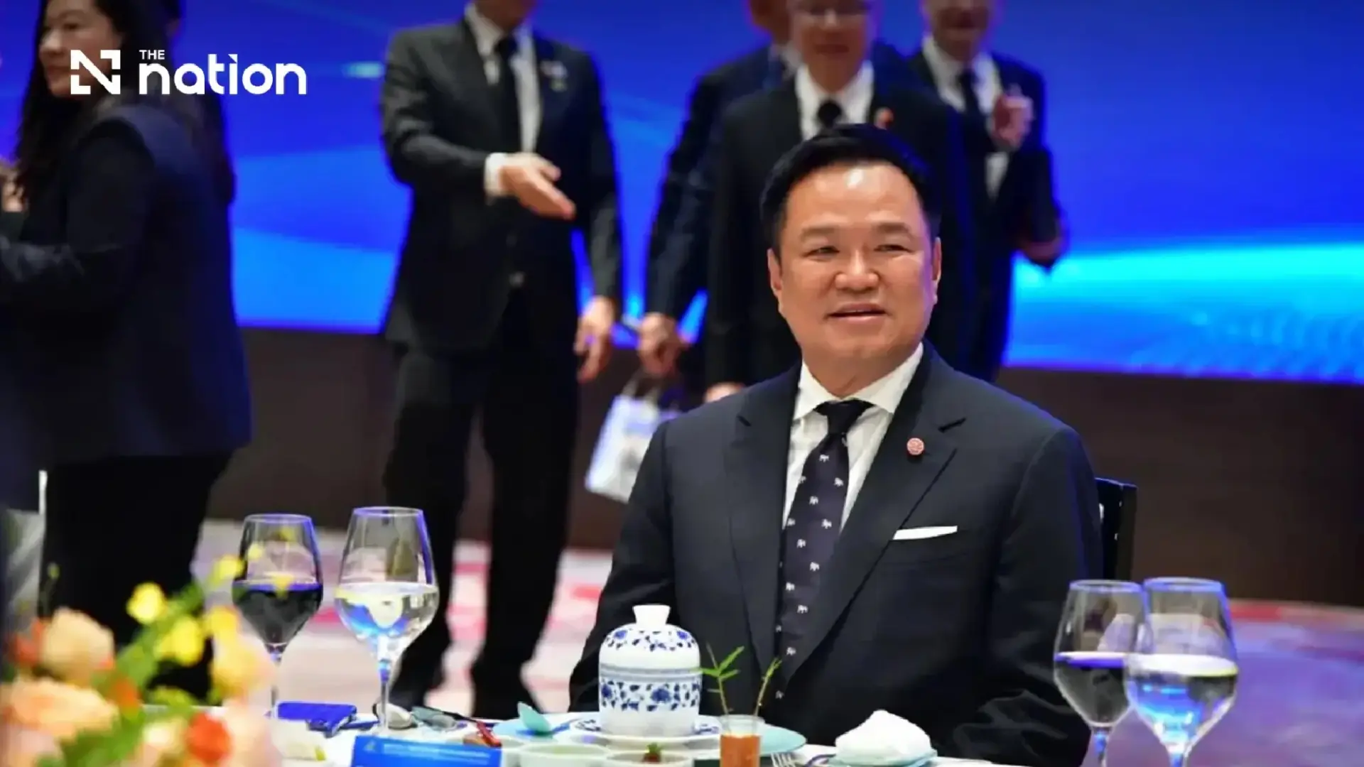 7月18日，正在成都訪問的泰國總理阿努廷與泰國工商界人士共進午餐時，首次闡述了泰國政府將調整陸橋項目及以後重點關注方向。(新華社)