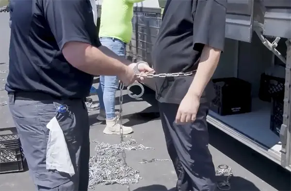 ICE特工突襲韓國工廠的現場圖 (視頻截圖)