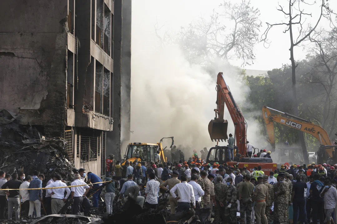 救援人員在現場尋找生還者。（央視）