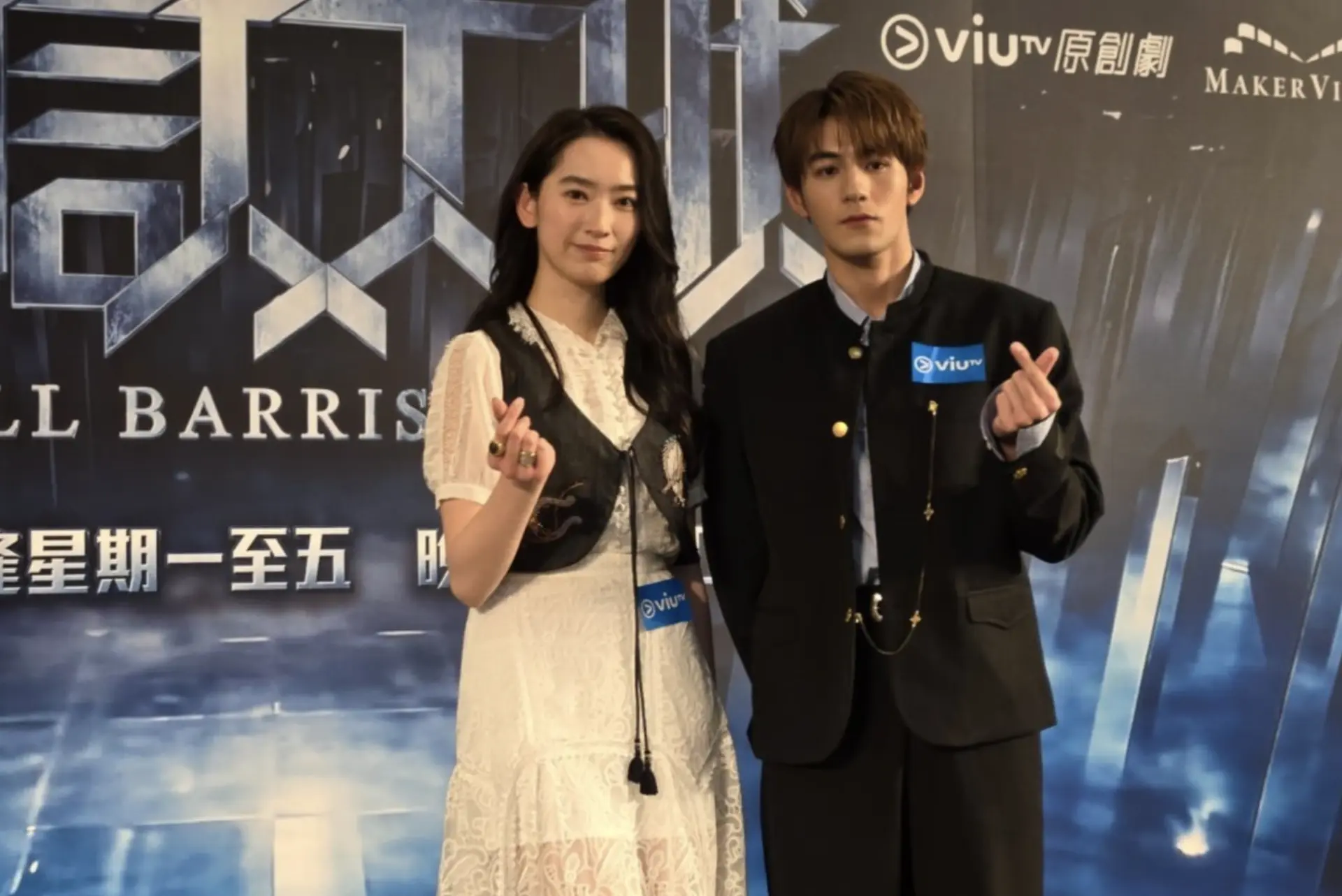 魏浚笙破格飾演「出租男友」，與林愷鈴有激情又浪漫、既虛偽又實在的親密感情戲。談到兩人的親熱鏡頭，魏浚笙在記者會上直言現場不少人圍觀，林愷鈴補充指畫面上看似親密，其實床上還有一班燈光師和攝影師，感覺幾搞笑。(圖：網絡截圖)