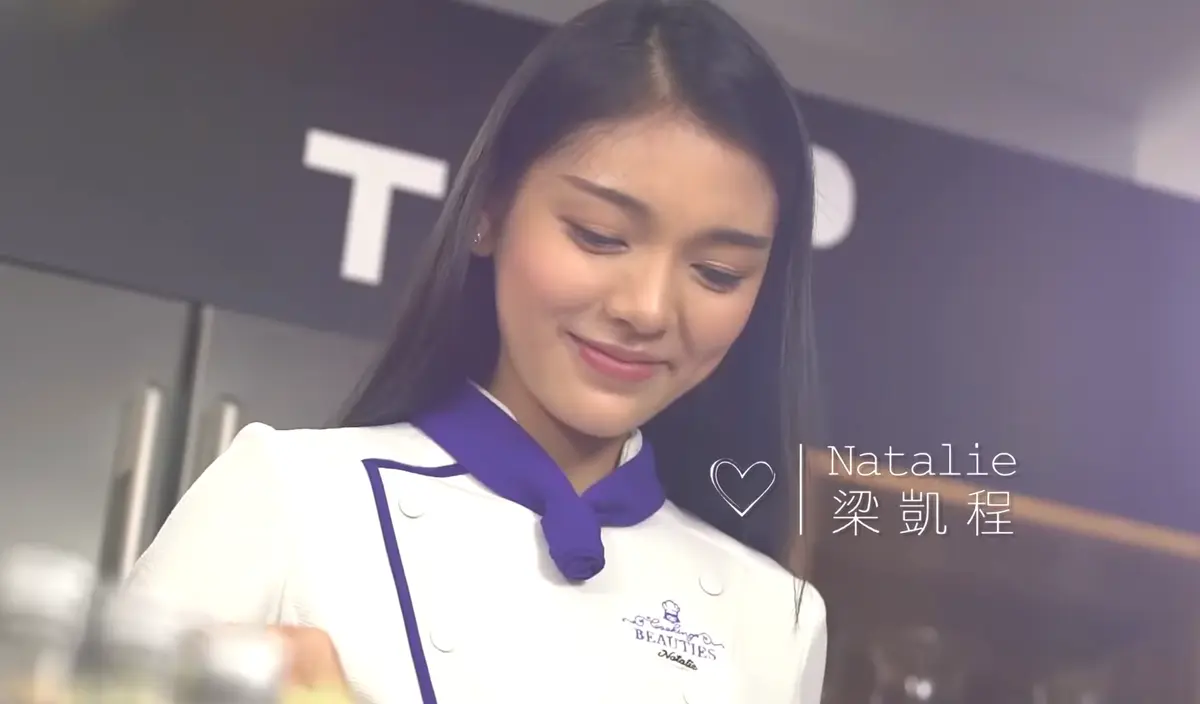 在成為大律師和輔警前，梁凱程的經歷同樣精彩。求學時期的她曾兼任模特兒，參與品牌廣告拍攝及時裝騷，更在 2018 年亮相 TVB 綜藝節目《美女廚房》，以「美女學徒」身份參與錄製。(圖：TVB 綜藝節目《美女廚房》)