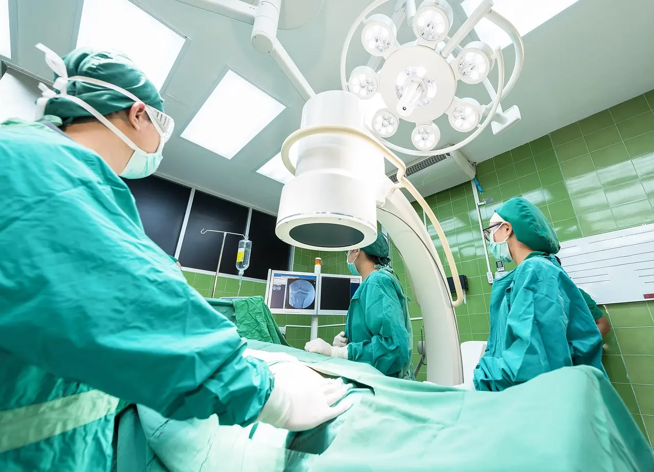 日本一名26歲前實習醫師，利用職務便利偷拍剖腹產孕婦，還辯稱為學習，另涉偷拍女高中生未遂。其自曝偷拍超百人，僅一人證實，全案已移送檢方，警方建請嚴懲。（示意圖來源：pixabay）