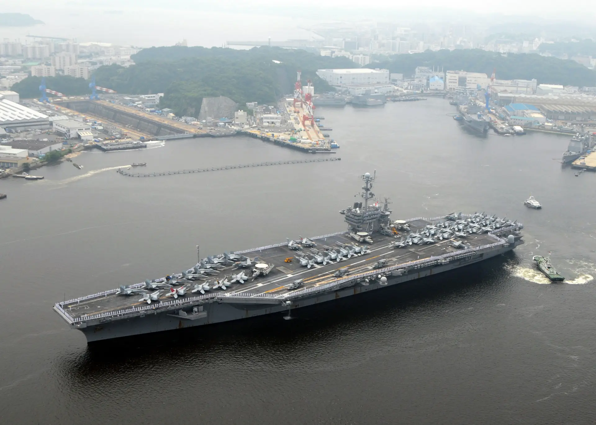 長期部署於日本橫須賀、作為美國西太平洋前沿海軍力量重要象徵的「喬治・華盛頓號」，已經調往中東，接替經歷超長部署的「亞伯拉罕・林肯號」。雖然這並不代表美國已經放棄第一島鏈，藉此說明西太平洋形成「軍事真空」。(圖：維基百科)