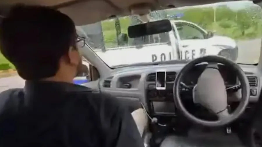 巴國記者盛讚本土人才，下秒無人車撞警車的封面圖片