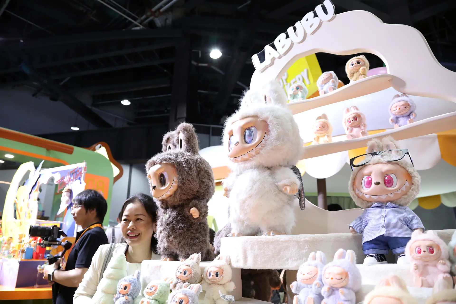 股價大跌的背後，是泡泡瑪特深層經營問題的集中爆發。核心 IP Labubu 的炒作泡沫破裂成為重要轉折點，2025 年 6 月，泡泡瑪特對 Labubu 3.0 系列全球範圍內補貨 400 萬 - 500 萬件，直接導致該系列二手市場價格崩盤。​(圖：新華社)