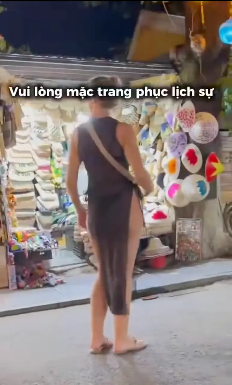 越南會安古城發生一樁熱議趣事，一名女遊客身穿透視高衩薄紗裙欲進入來遠橋遺址，因服裝不符合當地規範，遭導賞員以英語耐心勸退，專業處置方式獲大批網民肯定與讚賞。（來源：islambazma@X）