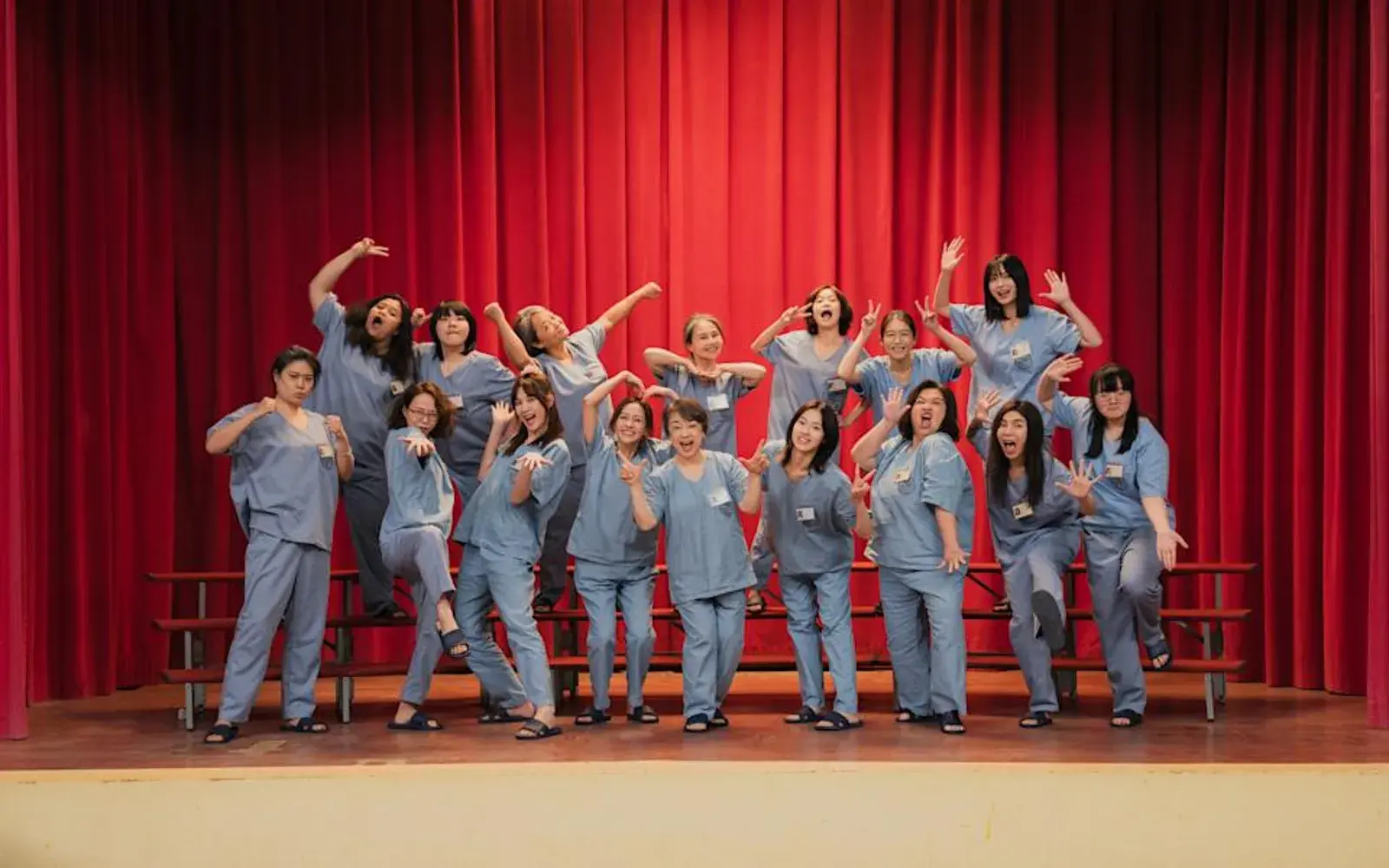 這部改編自韓國2010年神作《美麗的聲音》的作品，以女子監獄為背景，講述一群背负過往的女性在冰冷鐵窗下組成合唱團，憑藉歌聲覓得贖罪與希望的故事。(圖：電影宣傳照)