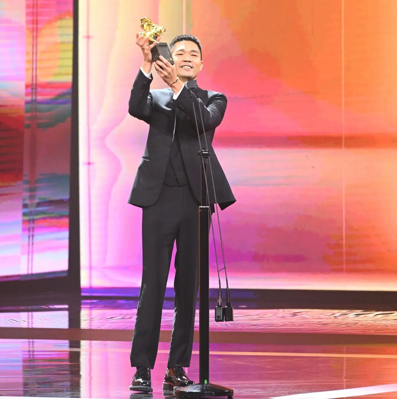 當晚，李駿碩從李安手中接過獎座，全程以廣東話致謝，不僅一一唱名感謝劇組每位成員，提及入圍最佳新演員的張迪文時滿是肯定，最後更公開致謝交往 10 年的男友 Zenni。(圖：金馬影展 TGHFF@FB)