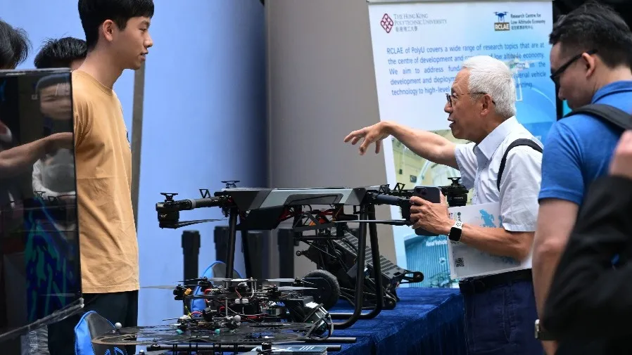 2025香港銀髮經濟崛起 樂齡科技+銀色財務：解讀香港政府30招銀髮經濟戰略的封面圖片
