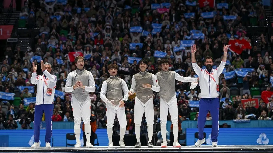 全運會港隊花劍男團奪歷史首金 童星吳諾弘臨危救主爆紅熱搜 曾參演 30 套劇集轉行劍神的封面圖片