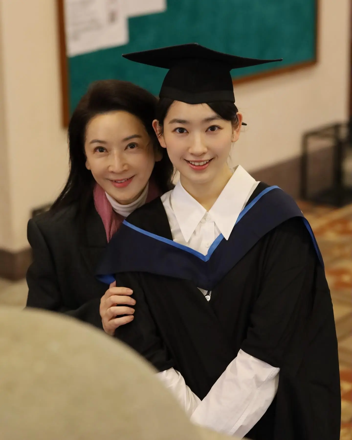 自小受母親龔慈恩悉心栽培的林愷鈴，不僅精通鋼琴、小提琴、中提琴及長笛等多種樂器，更涉足朗誦、圍棋、繪畫等多項領域。(圖：kaening@IG)