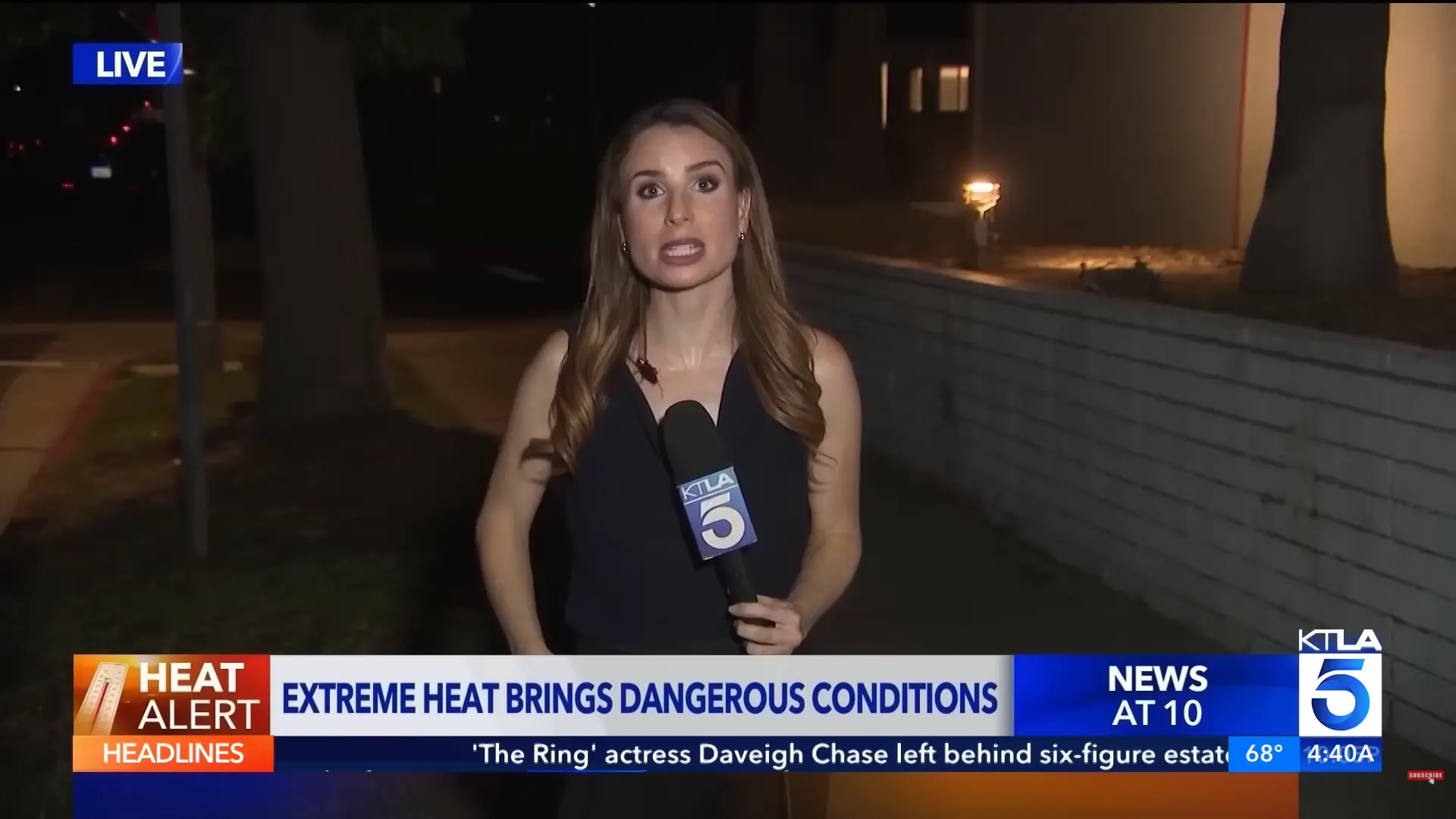 美國洛杉磯KTLA 5女記者直播報導高溫熱浪時，一隻飛天巨蟑爬上肩頸、停駐麥克風，她全程鎮靜完成連線。事後坦言克制恐懼不易，影片瘋傳，網友大讚超專業，文末簡解夏季飛蟑出沒與人懼蟑成因。（來源：KTLA 5@YouTube）