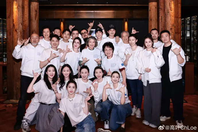 内地女演員高葉發布北電06級表演系二十周年聚會合照，曝光朱一龍、高葉、彭冠英為同班同學。朱一龍負責籌辦聚會與定制刻字伴手禮，彭冠英準備酒水，師生齊聚重溫同窗歲月。（來源：高葉ChLoe @新浪微博）