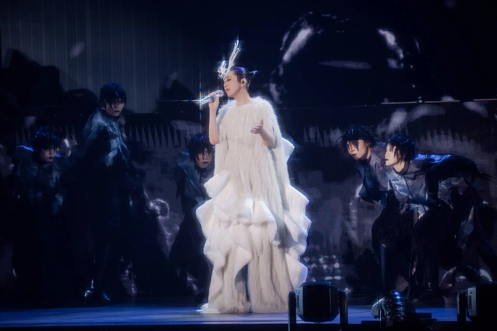 隨後，《舊地》《最好的債》《大城小事》等經典作品相繼上演。「過去某日某天親切的臉沒法重遇見」「我只盼今生可釋懷」等歌詞，在當晚的氛圍中格外打動人心，恰如其分地呼應著這座城市在變故中的共同心境。(圖：網絡截圖)