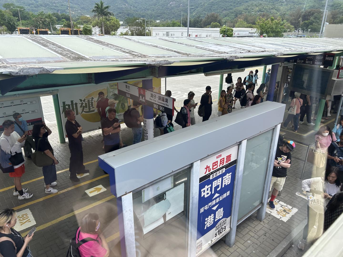 屯門公路轉車站人頭踴踴