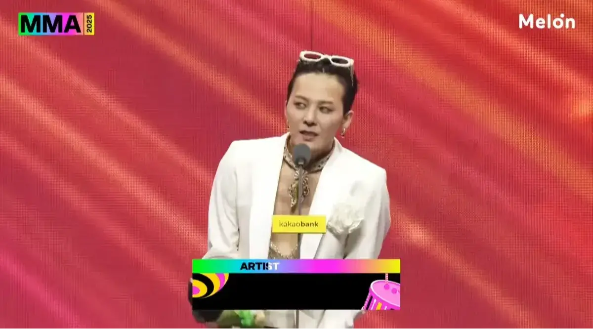 本屆MMA最大贏家非GD莫屬。今年以全新專輯《Übermensch》締造多項紀錄的他，一舉抱回「年度專輯」「年度歌曲」「年度藝人」3大重量級獎項，加上其他獎項總計7座獎座入袋，數度往返舞台領獎的他，笑稱「這不是重播喔」，可愛互動引發全場歡呼。(圖：視頻截圖)