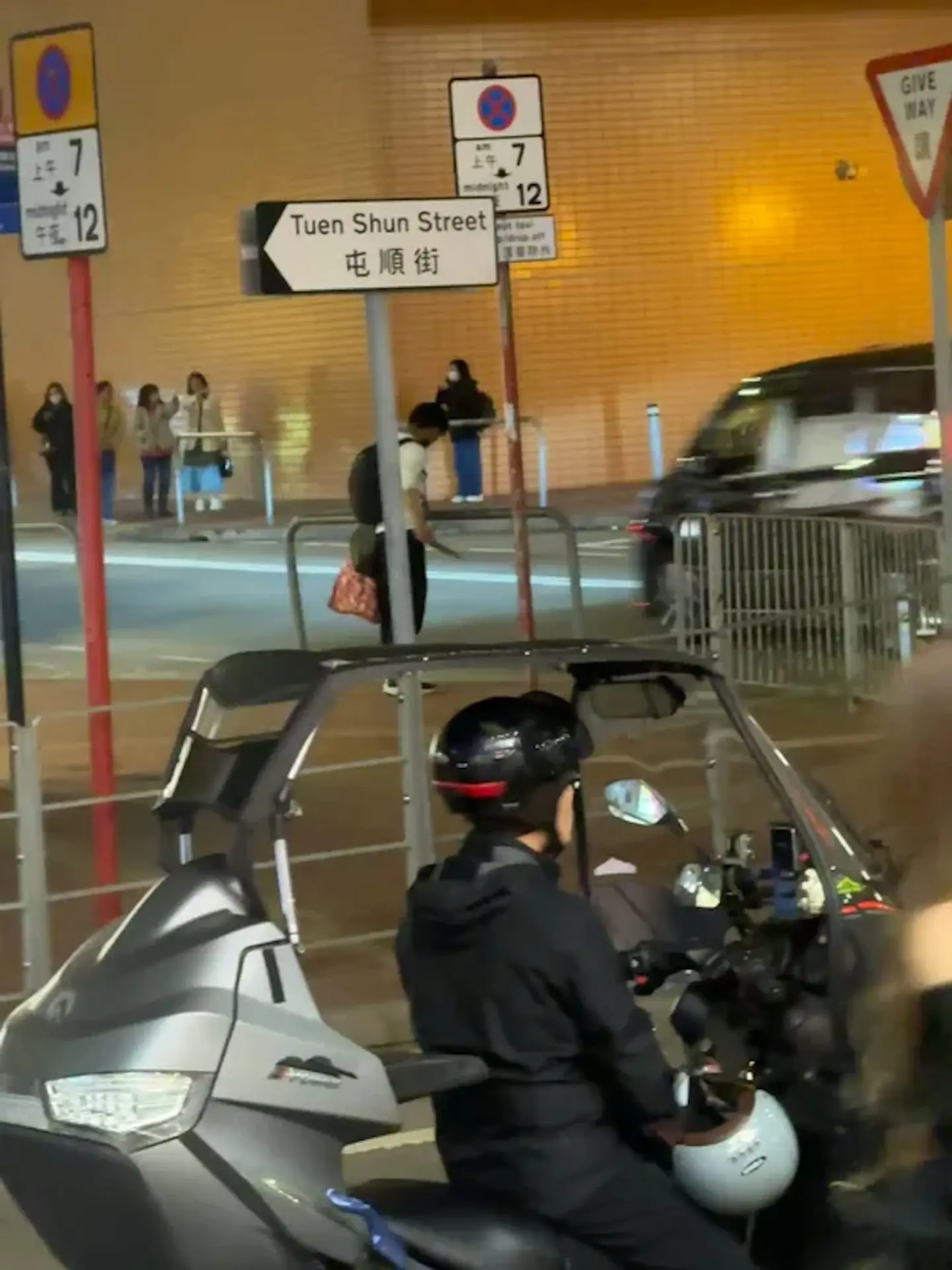 警方接獲市民報案，指一名男子手持牛肉刀，在商場位置徘徊。（網上照片）