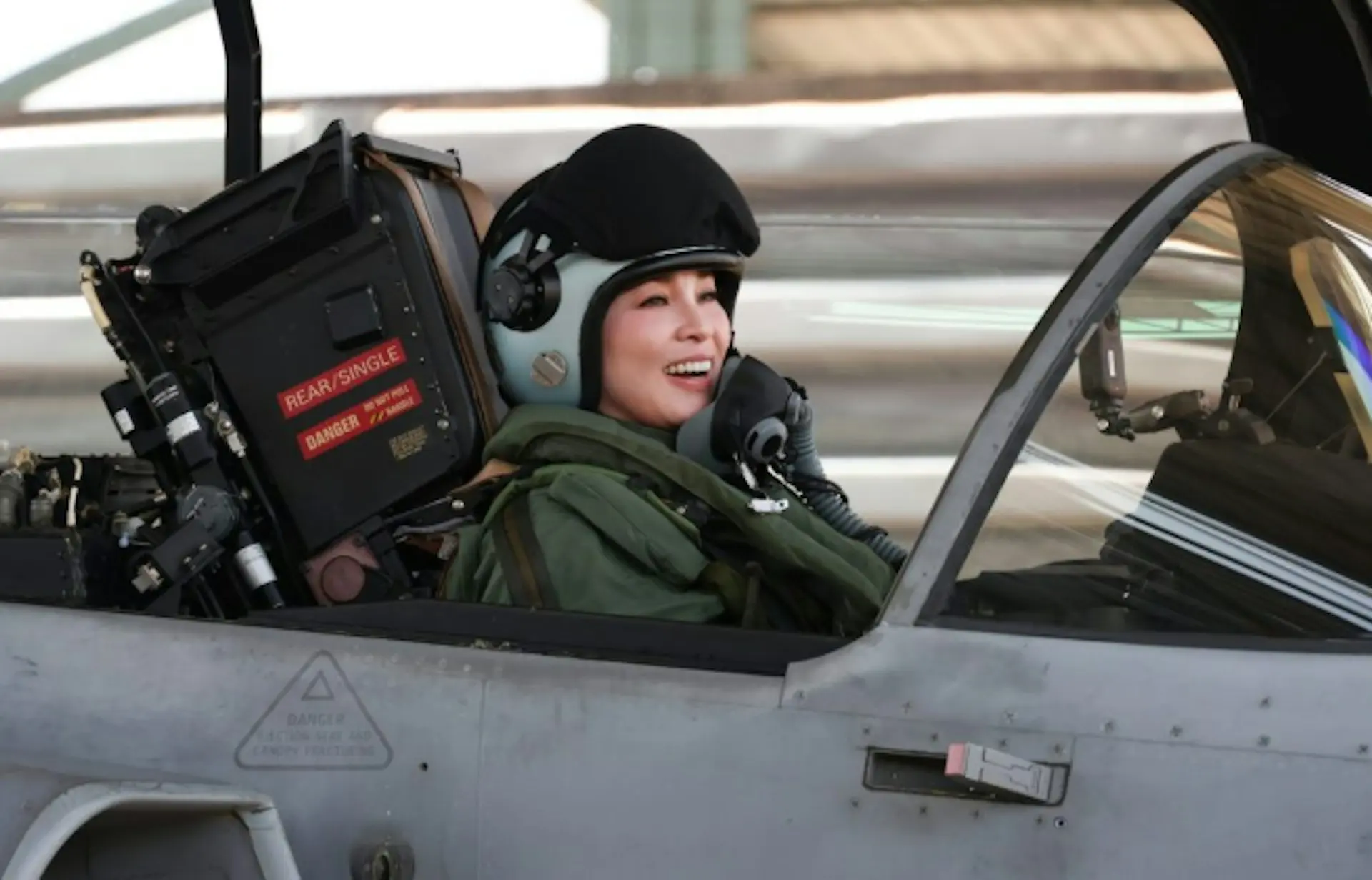 泰國王后蘇堤達（Queen Suthida）於 10 月 8 日在素叻他尼府空軍基地，首度獨駕 JAS 39C「獅鷲」（Gripen）戰機完成單飛訓練。國王哇集拉隆功親臨觀看，事後獻花並為她戴上「Gripen Order Golden Patch」金色臂章。（來源：泰國王室）