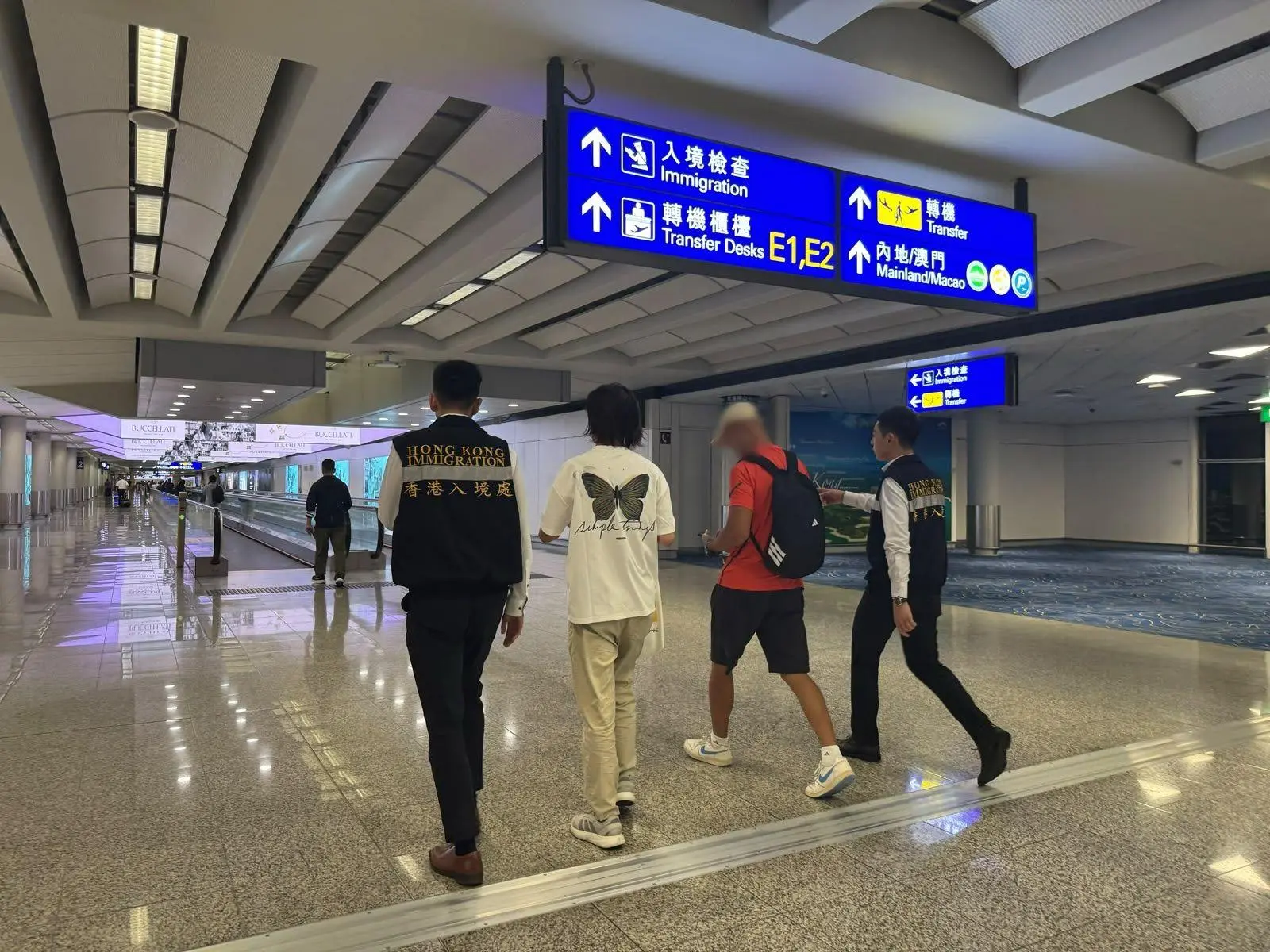 鄧龍彪一早抵達機場守候，並於社交平台發文致谢所有協助及關心鄧龍威的人士，坦言多年來自責內疚，終盼來團聚時刻。他表示後續會先安排弟弟接受全面身體檢查，安心休憩調理身心。(圖：政府新聞處)