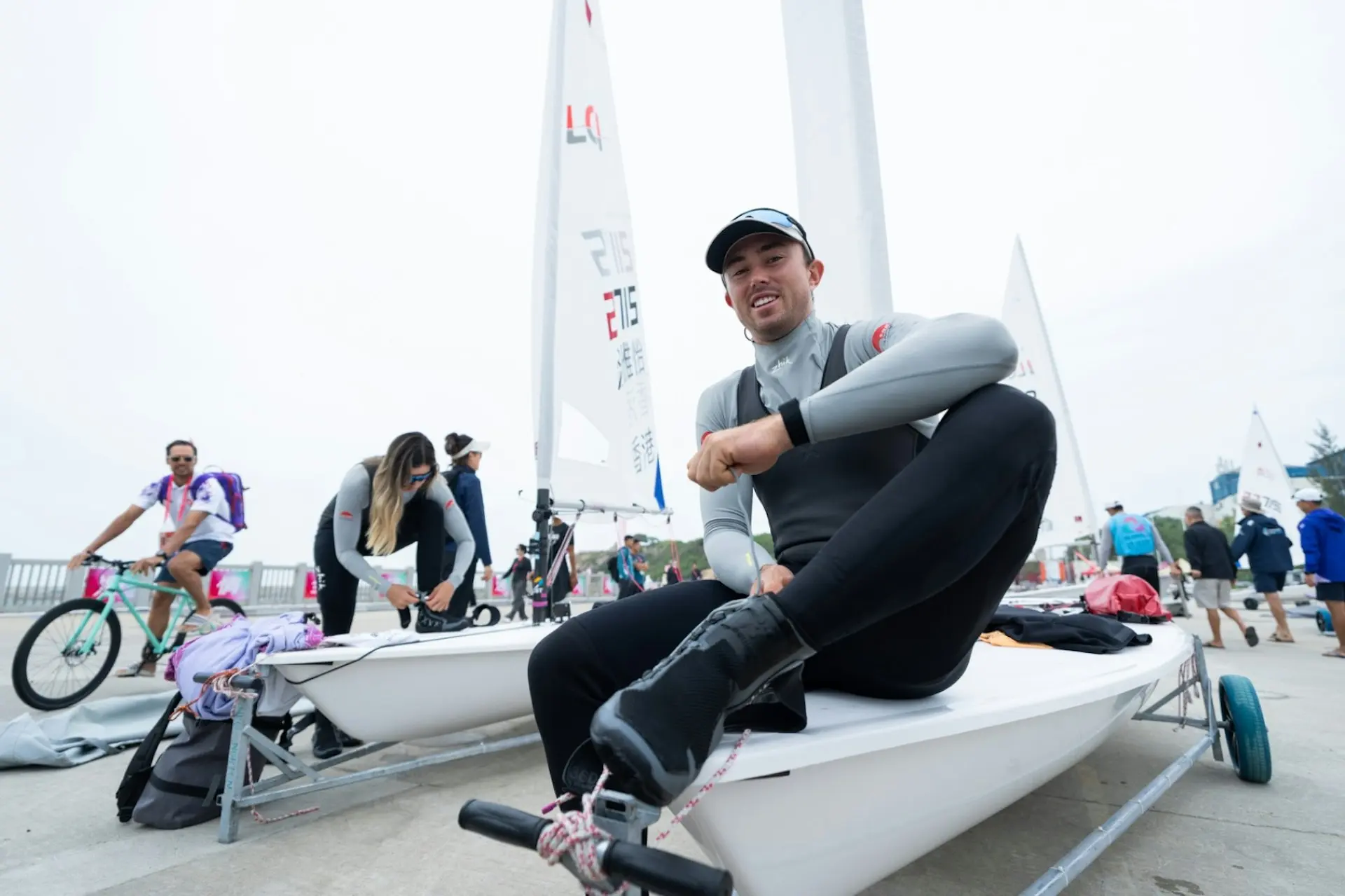 今次全運會之旅，貝俊龍的奪金之路可謂穩紮穩打。在汕尾的廣東海上項目訓練中心進行的比賽中，他從第一場就以第 2 名打響頭炮，其後一路保持領先優勢，在第 8 場賽事中更以首名衝線。（圖：中國香港帆船運動總會）