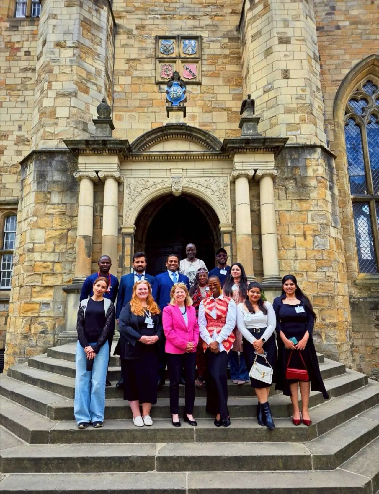 杜倫由去年排名第五躍升兩位，更被評為「2026年度大學」。（圖/Facebook@Durham University ）