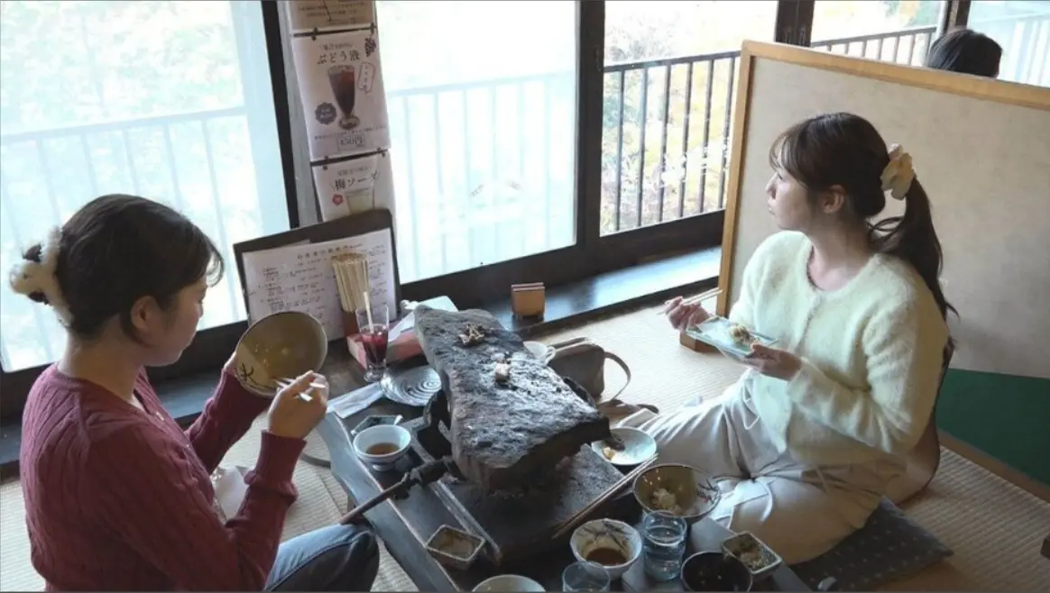 就在這場「人熊之爭」愈演愈烈時，一類特殊餐廳竟意外走紅——由現役獵人經營的野味餐廳，天天座無虛席，食客們奔著一道特殊料理而來——熊肉。（來源：テレビ朝日）