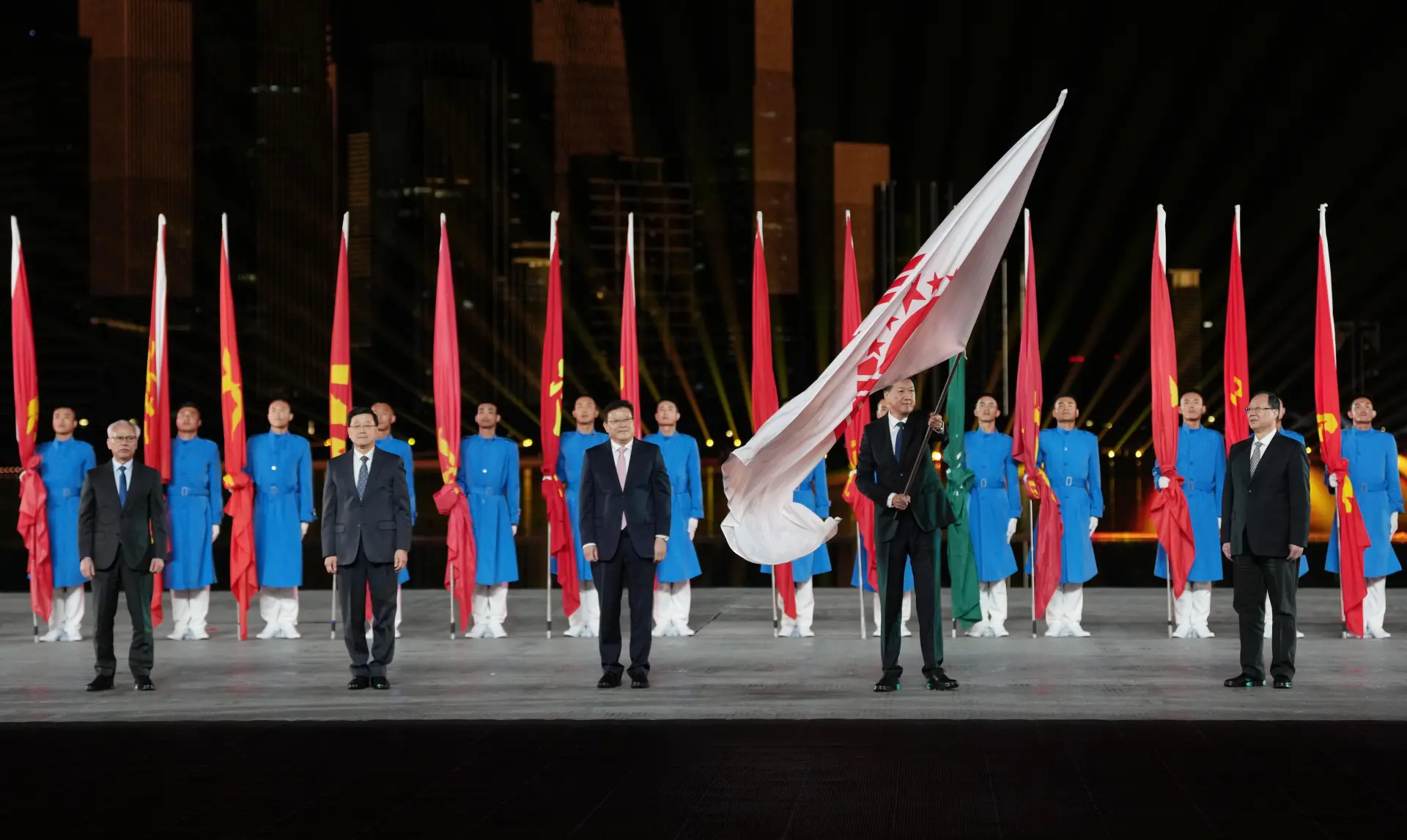 香港特首李家超聯同廣東省省長孟凡利、澳門特區行政長官岑浩輝，向來屆承辦地湖南省交接會旗，標誌着為期 13 天的賽事正式落幕。(圖：新華社)