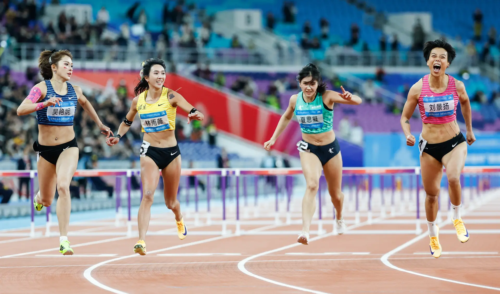 場邊觀眾的目光，大多鎖定在第5道的「跨欄女神」夏思凝、第6道的林雨薇與第7道的吳艷妮身上，幾乎沒人過多關注在第4道出戰、以13秒13排名預賽第三晉級的廣東本土選手劉景揚。(圖：新華社)