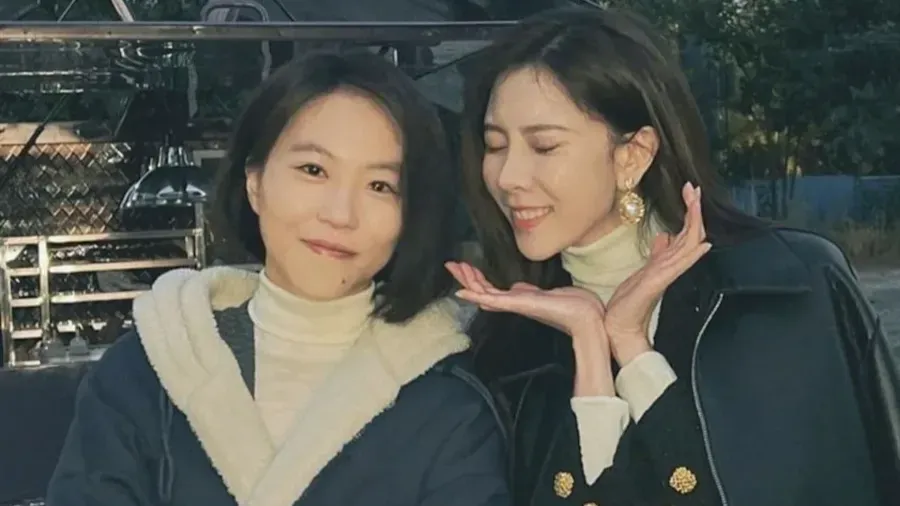 竇靖童宋妍霏十指緊扣遛狗！戀情疑曝光，曾隔空示愛、共享衣櫥證默契，網傳王菲已認可真相是？的封面圖片