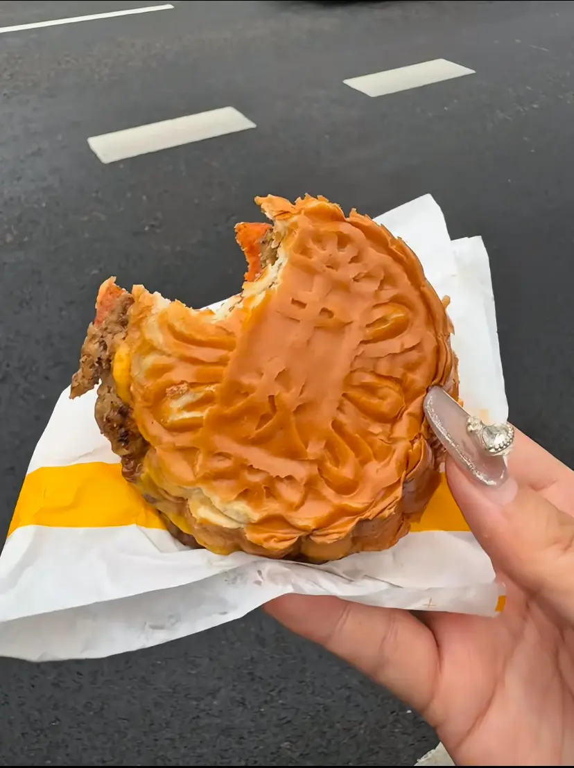 小紅書網友製作的「漢堡月餅」。（來源：小紅書）