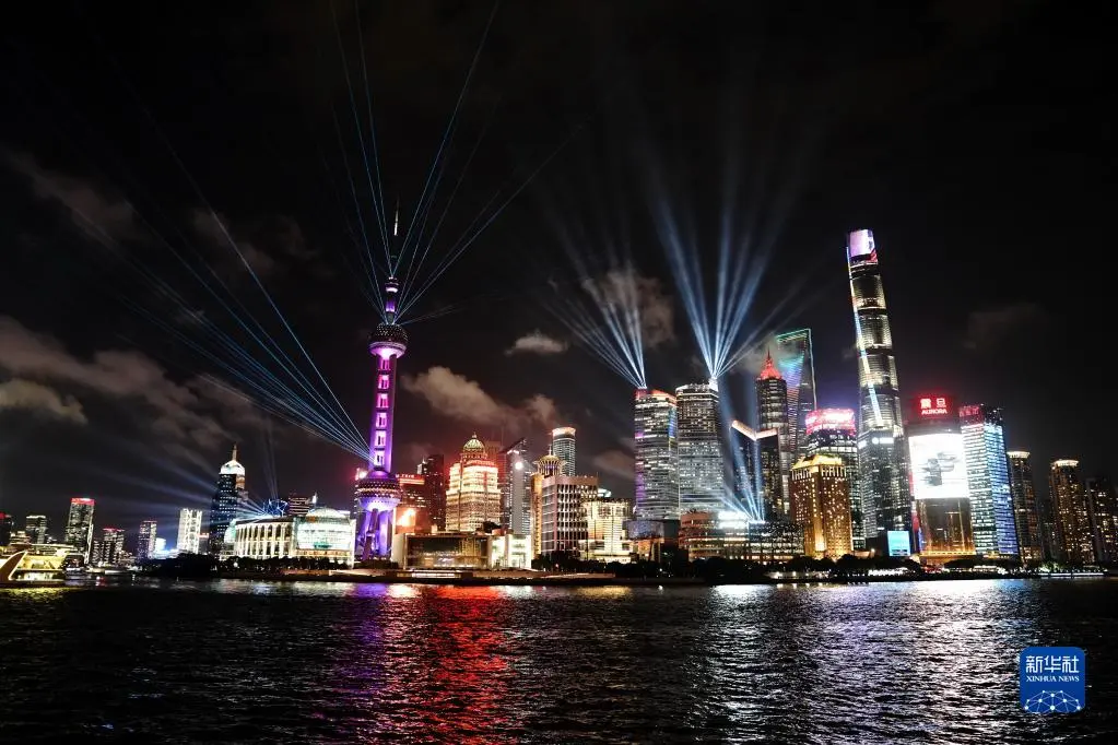 上海外滩的灯光秀。新華社