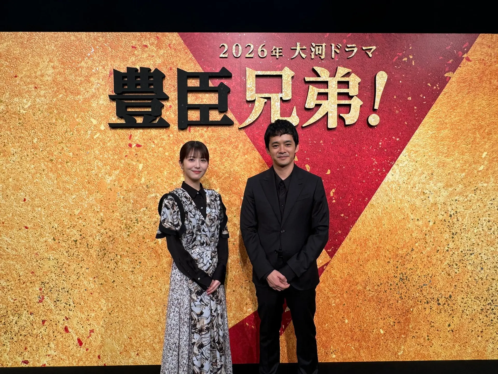 同時，濱邊美波確認出演 2026 年度 NHK 大河劇《豐臣兄弟！》，飾演豐臣秀吉的妻子寧寧。該劇以豐臣秀吉的弟弟豐臣秀長為視角，描繪兄弟二人共謀天下統一的歷程。(圖：網絡翻攝)