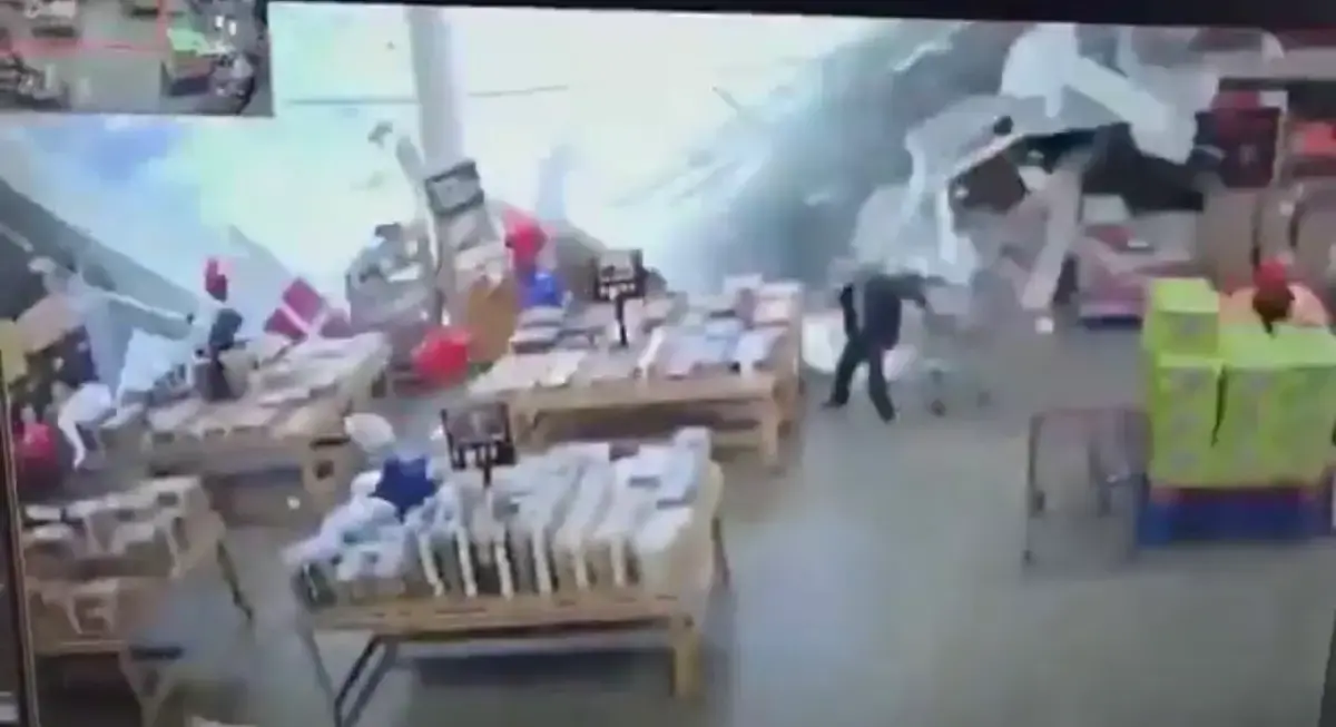 美國紐澤西州蒙茅斯郡遭遇劇烈暴雨侵襲，當地一間BJ's Wholesale Club量販店屋頂無預警坍塌，洪水湧入店內，27名現場民眾驚慌逃生，最終零傷亡，多單位展開全面搜救。（來源：Breaking911@X）