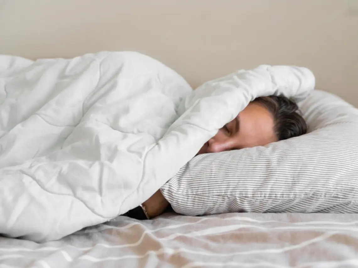 冬天睡覺冷到發抖？日本「三明治蓋被法」實測5分鐘流汗？！（示意圖來源：images）