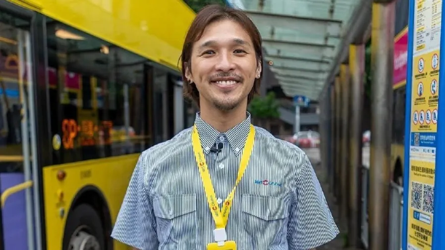 黃又南 42 歲生日自爆車牌王！的士紅 Van 巴士牌齊備 首戰賽車仍盼演戲搵撈的封面圖片