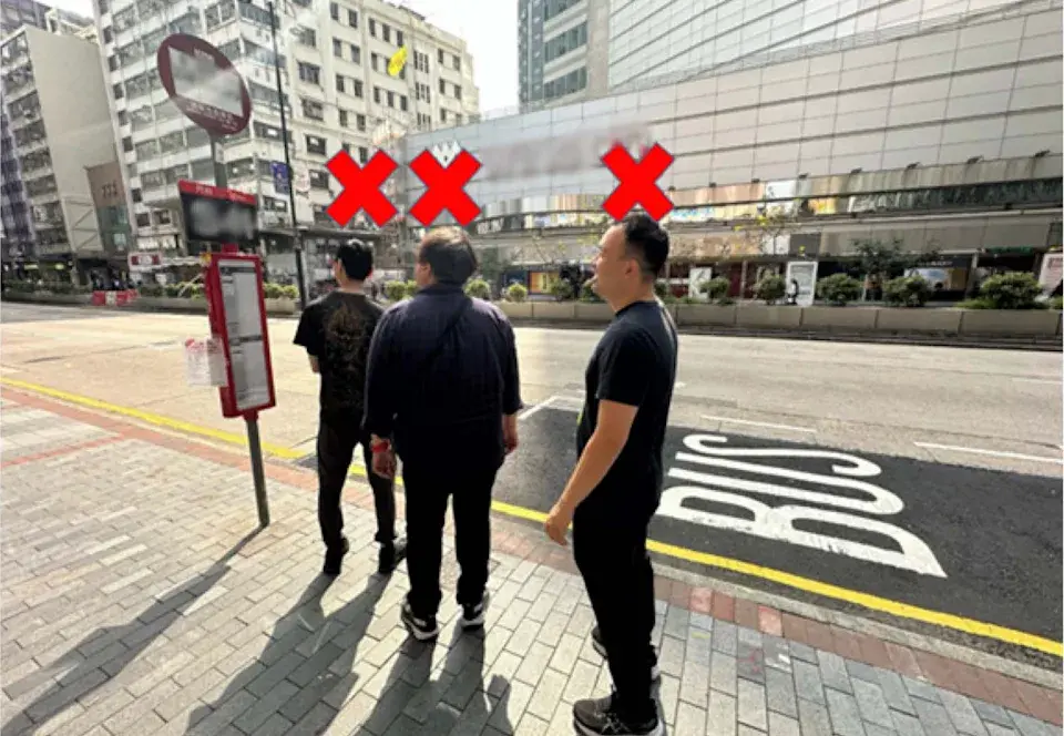 新例下，輪候登上公共交通工具期間，在二人或以上的人龍中等車時，不得吸煙。 （控煙辦小冊子）