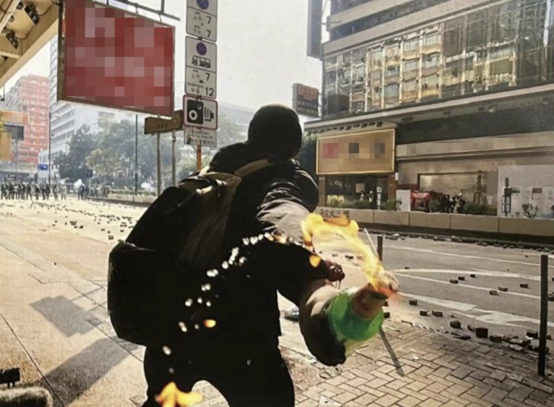 白皮書明確指出，2019年爆發的「修例風波」最終演變成港版「顏色革命」，彼時「港獨」猖獗、黑暴肆虐，香港陷入嚴重動盪，經濟民生遭受重創，國際金融、航運、貿易中心地位岌岌可危。(圖：全民國家安全教育日官網) 