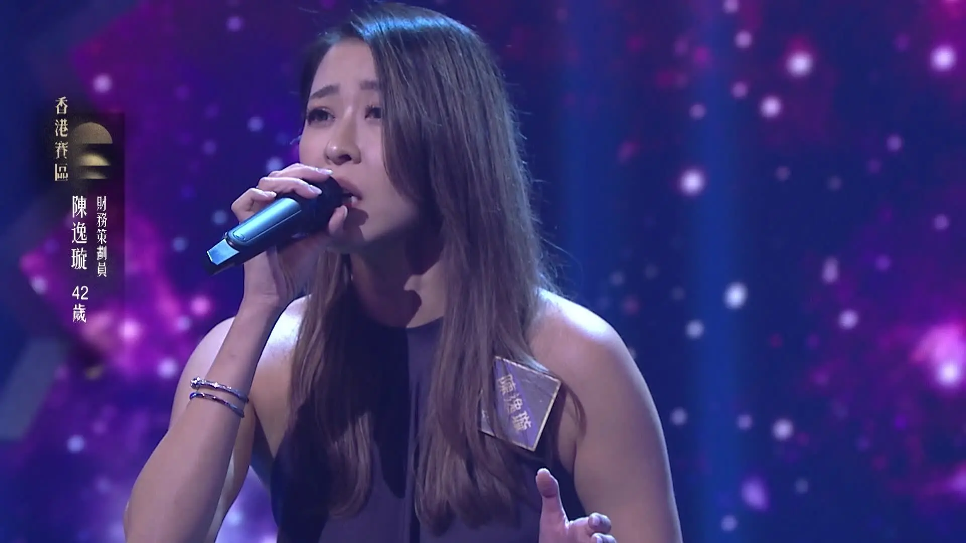TVB 歌唱競賽節目《中年好聲音 4》香港區 100 強賽事持續引爆話題，曾以藝名陳苑淇出道的歌手陳逸璇，以參賽者身份驚喜登場，憑藉一首深情演繹的《夜夜夜夜》收穫評審 4 燈佳績。(圖：《中年好聲音 4》截圖)