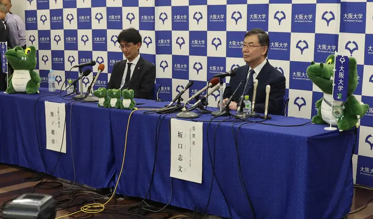 最近日本諾貝爾生理學或醫學獎得主坂口志文教授的記者會上，有個特別嘉賓超搶鏡——就是那隻乖乖待在桌上的「鱷魚博士」布偶！（來源：産経新聞）