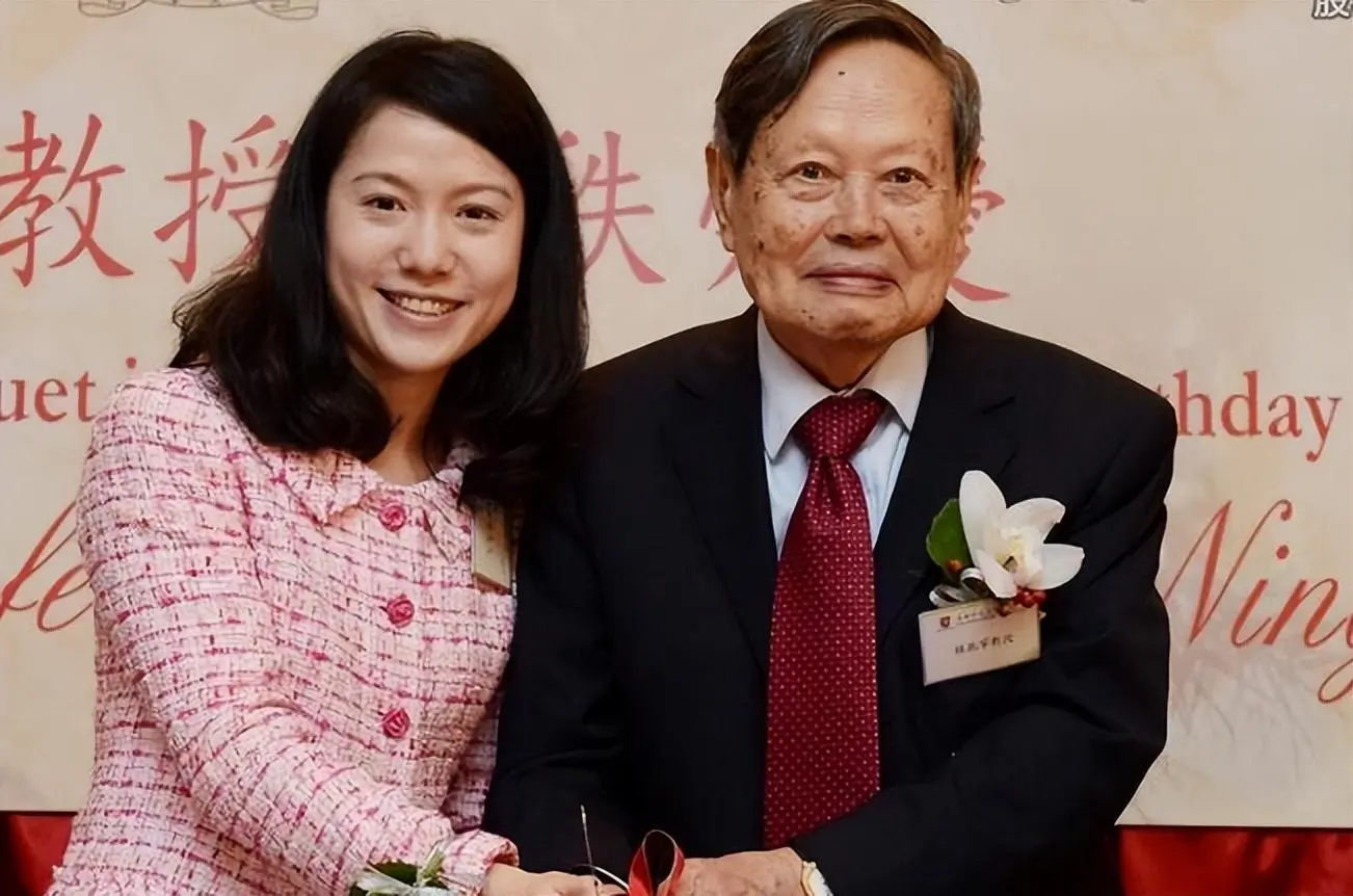 2004年，28歲的翁帆嫁給了82歲的諾貝爾物理學獎得主楊振寧 (資料圖片)