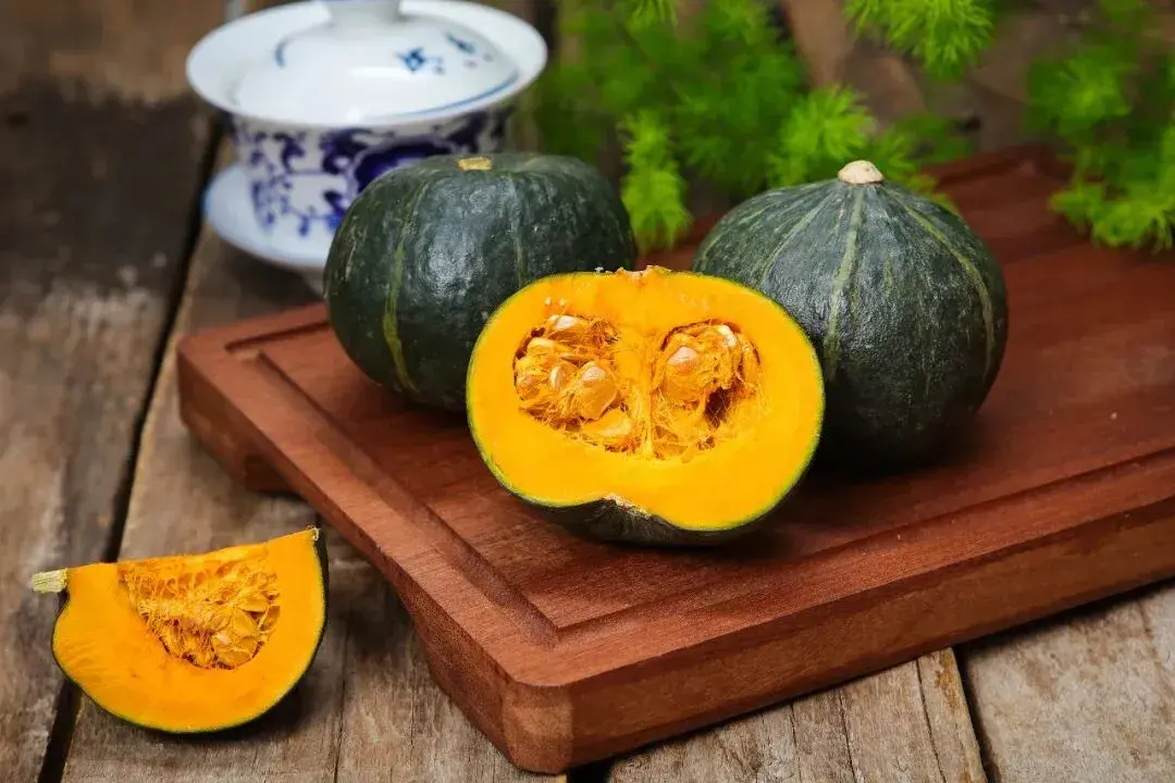 貝貝南瓜粉糯得像栗子，咬一口滿是香甜，不管是蒸著吃、配米飯，還是塞點牛奶烤成甜點，都讓人上癮。（示意圖來源：小紅書）