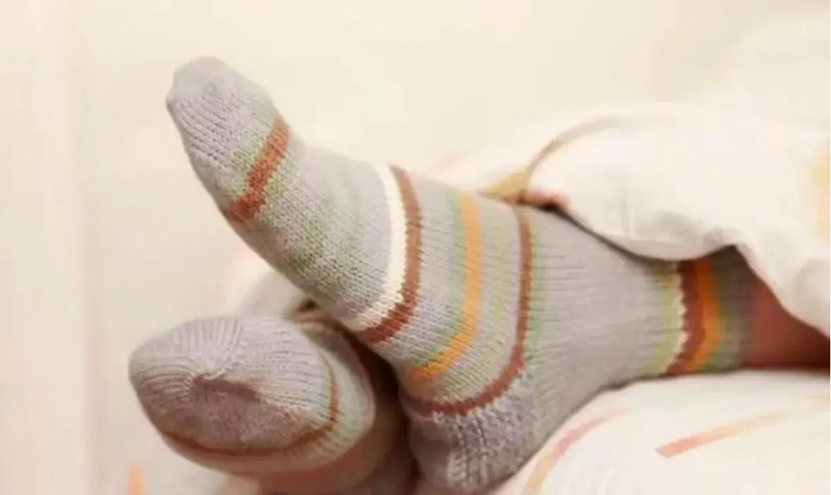 睡覺穿襪子真能引火下行？原來腳暖了，失眠和虛火都跑光！（示意圖來源：images）