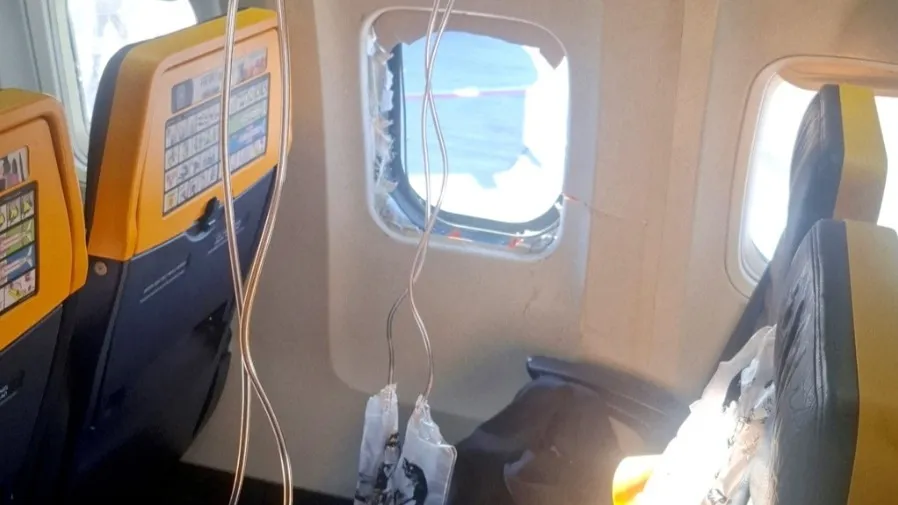瑞安航空波音 737 窗戶爆裂 男乘客半身吸出機外 2 分鐘 妻子還原驚險生死瞬間的封面圖片