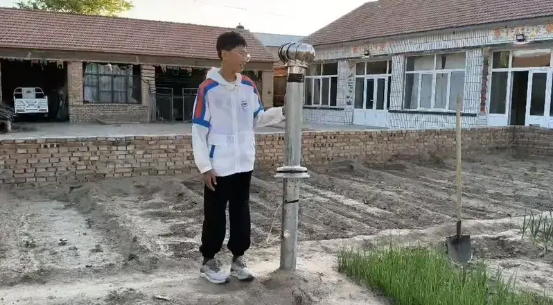 賈明軒發明的「乾旱地區樹木自動澆水裝置」。（極目新聞）