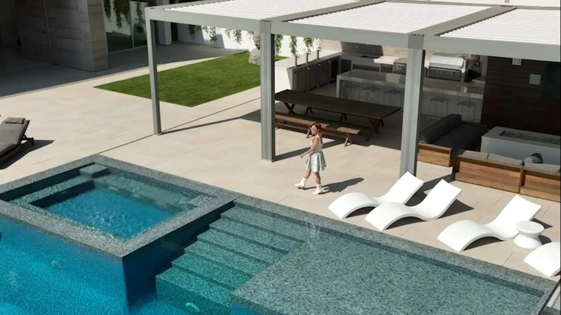 節目內容處處充斥奢華細節，1月19日播出的一集，劉晨芝與鄭衍峰走進洛杉磯貴價樓區，參觀屋主為模特兒Melanie、價值1.95億港元的三層獨立豪宅，屋內不僅配備私人升降機，更有超大泳池，極盡奢華。(圖：TVB)