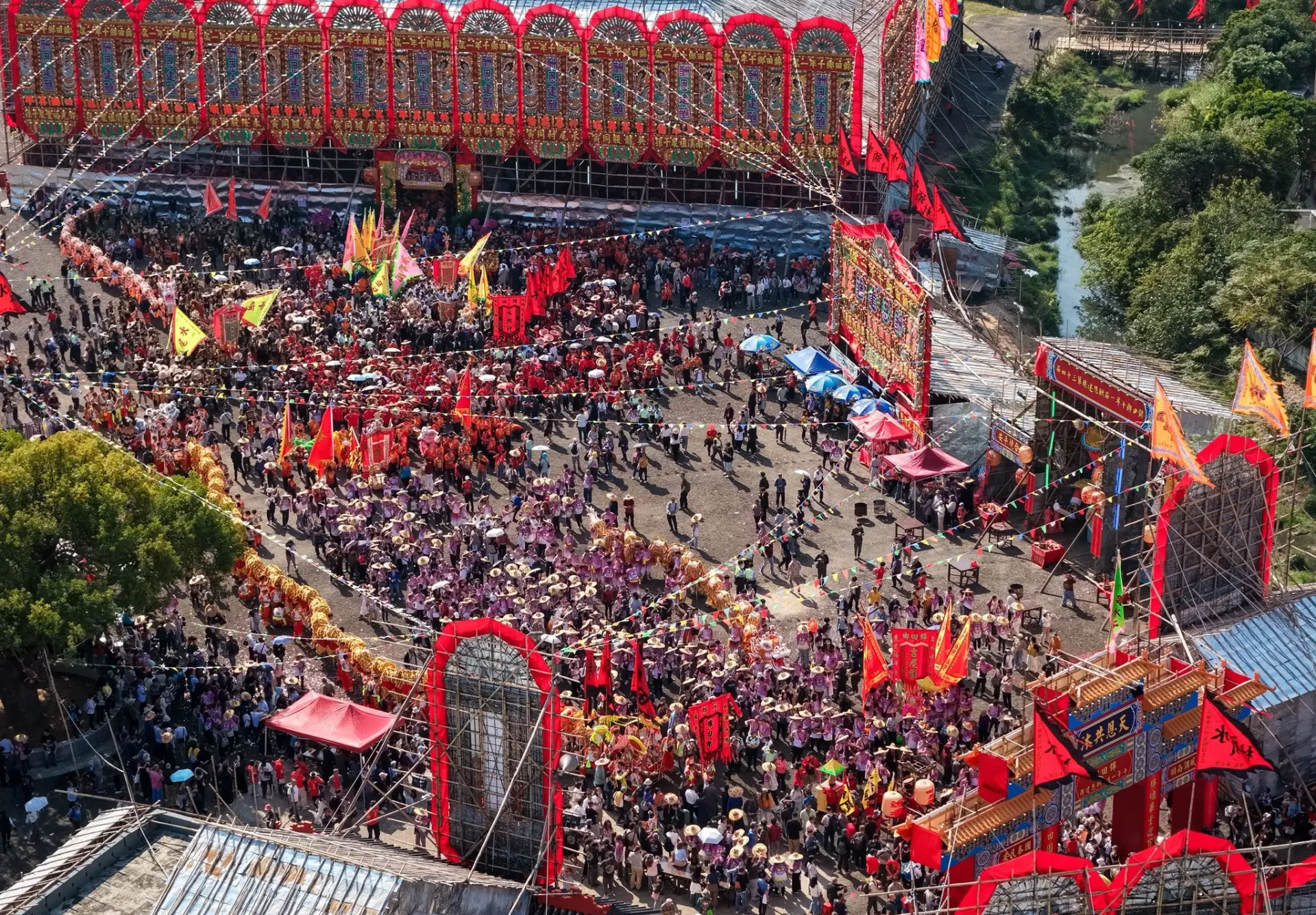 2025 年 12 月 13 日至 19 日，擁有逾 300 年歷史的香港非遺盛事「錦田鄉酬恩建醮」於元朗錦田水頭村周王二公書院前盛大舉行，這項每十年一辦的太平清醮。(圖：網絡截圖)