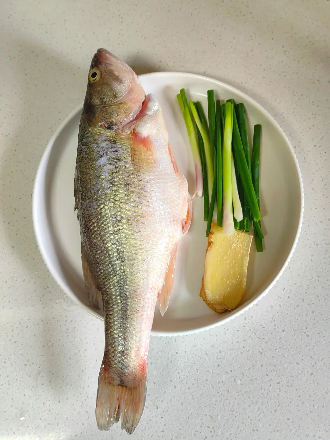 飯店清蒸鱸魚為何超嫩？改刀、蒸制、料汁三步就學會！（示意圖來源：小紅書網友）