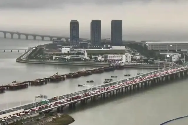 7日晚上6時半，由珠海市區前往港珠澳大橋珠海口岸的高架橋，已被車輛擠得水泄不通。（網上影片截圖）